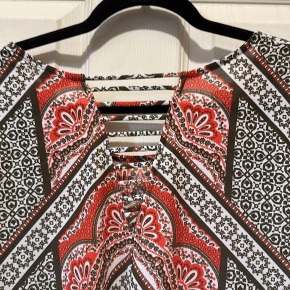 Ladies green and red blouse. - Picture 3 of 4